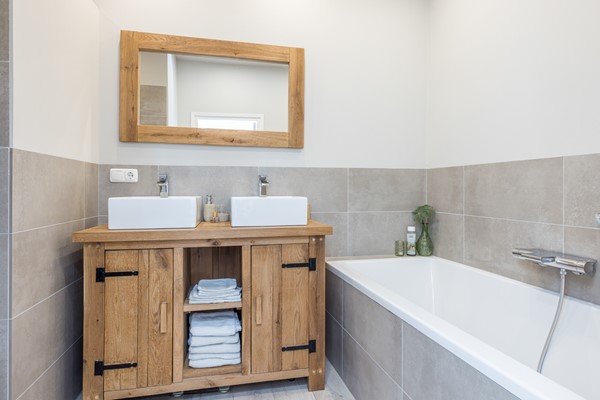 Foto - Verkocht: Unieke karakteristieke instapklare hoekwoning met maar liefst 235 m2 wonen én een vrij uitzicht op het groen in Simpelveld.